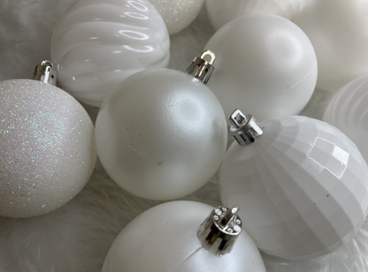 Set Premium Globuri de Crăciun (20 Bucăți), 6 cm, 5 Texturi Mixte, Culoare Alb Imaculat