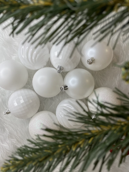 Set Premium Globuri de Crăciun (20 Bucăți), 6 cm, 5 Texturi Mixte, Culoare Alb Imaculat