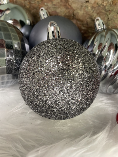 Set Premium Globuri de Crăciun (20 Bucăți), 6 cm, 5 Texturi Mixte, Culoare Argintiu